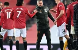L'entraîneur norvégien de Manchester United, Ole Gunnar Solskjaer, félicite l'attaquant uruguayen Edinson Cavani et le milieu de terrain serbe Nemanja Matic, à la fin du match de Premier League à domicile contre Wolverhampton, le 29 décembre 2020 à Old Trafford