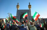 Des partisans du président élu de l'Iran, Ebrahim Raïssi, applaudissent au sanctuaire de l'Imam Reza dans la ville de Mashhad, dans le nord-est de l'Iran, le 22 juin 2021
