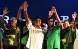 Sajith Premadasa (C) salue ses supporters lors de la dernière réunion de la campagne électorale, le 13 novembre 2019 à Colombo