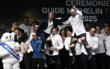Les chefs français Hugo Roellinger (centre gauche) et Christopher Coutanceau (centre droit) lors des récompenses du guide Michelin 2025 à Metz le 31 mars 2025