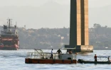 Un bateau nettoyeur sillonne la baie de Guanabara, site des épreuves de voile près de Rio,  pour tenter d'éliminer les détritus, le 1er juillet 2016