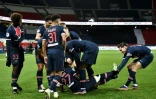 Les joueurs du PSG félicitent à leur manière Idrissa Gueye auteur du 3e but contre Strasbourg au Parc des Princes, le 23 décembre 2020