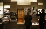 Des visiteurs de l'exposition "Le secret de l'Etat" aux Archives nationales le 3 novembre 2015