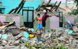 Des habitants de Juchitan de Zaragoza au milieu des décombres de leur maison détruite par un séisme de magnitude 8.2, le 10 septembre 2017 au Mexique