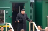 Le dirigeant nord-coréen Kim Jong Un débarque de son train blindé privé dans une gare de la ville frontalière russe de Khasan, le 24 avril 2019