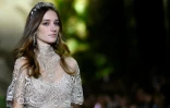 La modèle Joséphine le Tutour présente une création d'Elie Saab pour les collections Haute couture printemps/été, à Paris le 27 janvier 2016