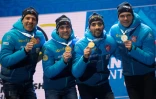 Martin Fourcade et ses équipiers du relais masculin posent avec leur médaille d'or après leur victoire aux Mondiaux d'Anterselva en Italie le  22 février 2020
