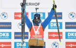 Julia Simon sur la 1re marche du podium de la mass start d'Oberhof, en Allemagne, le 17 janvier 2021