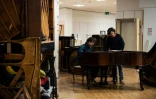 Le musicien Tim Vincent-Smith, co-directeur de "Pianodrome", travaille sur un piano en cours de restauration, le 9 février 2023 à Edimbourg, en Ecosse