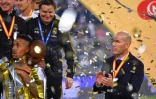 L'entraîneur du Real Madrid Zinédine Zidane aux côtés de ses joueurs vainqueurs de la Supercoupe d'Espagne, le 12 janvier 2020 à Jeddah