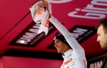 Le Mexicain Isaac Del Toro en maillot blanc sur la première marche du podium après avoir remporté la 17e étape du Giro le 28 mai 2025 à Bormio en Italie