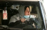 Nayla Abou Jubbah, la première femme chauffeur de taxi à Gaza conduit dans l'enclave palestinienne le 17 novembre 2020