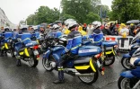 Les gendarmes mobiles en charge de la sécurité du Tour de France se mettent en position avant la première étape, le 1er juillet 2022 à Copenhague 