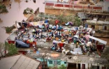 Des personnes sur les toits des maisons inondées après le passage du cyclone Idai, le 20 mars 2019 à Buzi, au Mozambique