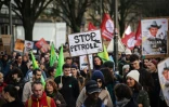 Des manifestants réclament l'arrêt d'un projet de huit nouveaux forages pétroliers près d'Arcachon, le 11 février 2024 à Bordeaux