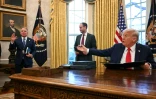 Le président américain Donald Trump fait un geste en direction de son émissaire spécial pour le Moyen-Orient, Steve Witkoff (g.), dans le bureau ovale de la Maison Blanche à Washington, le 3 février 2025