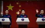(g-d) Les astronautes chinois Jiang Xinlin, Tang Hongbo et Tang Shengjie lors d'une conférence de presse au centre de lancement de satellites de Jiuquan, dans le désert de Gobi, le 25 octobre 2023 au nord-ouest de la Chine