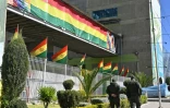 Des policiers boliviens gardent un bâtiment du Tribunal suprême électoral (TSE) avant l'élection présidentielle, à La Paz le 16 août 2025.