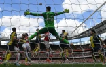 Le gardien de Bournemouth Mark Travers intervient sur un corner d'Arsenal, samedi en Premier League Ă l'Emirates Stadium de Londres.
