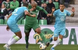 Le milieu de Saint-Etienne Wahbi Khazri (c) entre deux joueurs de Wolfsburg en Ligue Europa, le 3 octobre 2019 à Geoffroy-Guichard  