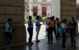 Des employés attendent à l'extérieur d'un bâtiment après des secousses provoquées par un séisme de magnitude 6,5 à La Havane, le 8 juin 2026 à Cuba