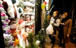 Des Iraniennes regardent les décorations de Noël dans des boutiques de Téhéran, le 24 décembre 2016