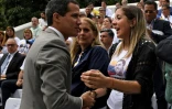 L'opposant Juan Guaido (g) salue Rafaela Requesens (d), la soeur du député Juan Requesens, lors d'une manifestation demandant la libération du parlementaire incarcéré, le 7 août 2019 à Caracas