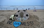 La folie du Mondial s'étend au monde entier: ici sur un plage en Inde, l'artiste Sudarsan Pattnaik créé samedi une sculpture de sable à l'effigie de Lionel Messi.