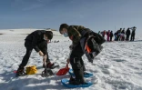 Atelier d'initiation à la recherche de victimes d'avalanches avec des DVA dans le massif des Bauges près d'Annecyen Haute-Savoie, le 26 février 2021