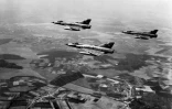 Des mirages III Dassault israéliens volant au-dessus du Sinaï à la frontière israélo-égyptienne, le 5 juin 1967, pendant la guerre des Six Jours