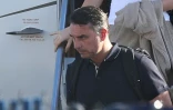 Le sénateur brésilien Flavio Bolsonaro descend d'un avion après son arrivée à l’aéroport d’Opa-locka à Miami, le 28 octobre 2026 en Floride