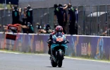 Fabio Quartararo sur sa Petronas Yamaha coupe en vainqueur la ligne d'arrivée du Grand prix d'Espagne, le 19 juillet 2020 à Jerez