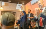 Le Premier ministre israélien Benjamin Netanyahu (d) s'adresse à ses sympathisants dans un café à Dimona, le 21 octobre 2026 en Israël