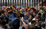Des personnes rassemblées devant Buckhingham Palace, au lendemain du décès de la reine Elizabeth II, le 9 septembre 2022 à Londres