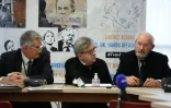 Le père de Julian Assange, John Shipton (D) s'exprime lors d'une conférence de presse, le 16 novembre 2021 à Paris, en présence du député Jean Lassalle (G) et du candidat LFI à la présidentielle Jean-Luc Mélenchon