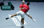 Les Canadiens Denis Shapovalov (g) et Vasek Pospisil qualifient leur pays pour la finale de Coupe Davis en remportant le double décisif contre la Russie, le 23 novembre 2019 à Madrid