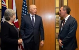 Le ministre australien de la Défense de l'époque, Peter Dutton (c) avec le chargé d'affaires américain Michael Goldman (d) et la haute commissaire britannique Victoria Treadell (g) signent à Canberra un accord sur des sous-marins à propulsion nucléaire, le 22 novembre 2021