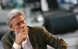 L'acteur Alain Delon sur le plateau du Grand Journal, à Paris le 13 mai 2010