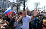 L'opposant russe Alexeï Navalny s'adresse à ses soutiens lors d'un rassemblement anti-Poutine non autorisé, le 5 mai 2018 à Moscou