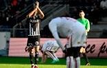 Les Lillois, têtes basses, à l'inverse de Jean Matteo Bahoya vainqueur avec le SCO Angers, le 8 avril 2023  Raymond-Kopa 