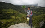 Rosendo Quira, médecin traditionnel indigène, se livre à un rituel de purification avant de partir à la rencontre des condors des Andes, le 12 février 2021 dans le parc national de Purace, en Colombie