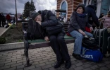 Un homme se repose sur un banc à la gare principale de Kramatorsk, dans l'est de l'Ukraine, le 3 avril 2022