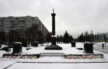 un mémorial dédié aux victimes de Belgorod sur la place principale de Stary Oskol, le 11 janvier 2024 en Russie