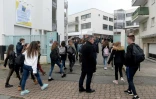 Les élèves reprennent les cours le 23 mars 2017 au lycée Saint-Joseph à Concarneau au lendemain de l'attentat meurtrier de Londres