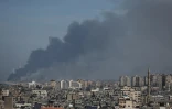 De la fumée du côté israélien de la frontière avec Gaza après des tirs de roquettes depuis la bande de Gaza vers Israël, le 7 octobre 2023