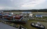 Le cargo Cosco Houston effectue un test sur le canal de Panama, le 23 juin 2016