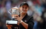 Ashleigh Barty avec le trophée de Roland-Garros, le 8 juin 2019