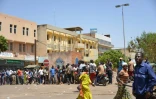 Des passants regardent les dégâts causés au siège de l'état-major de l'armée burkinabè à Ouagadougou le 3 mars 2018, au lendemain d'une double attaque jihadiste
