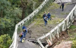 Les sauveteurs sur le pont suspendu, à Mirepoix-sur-Tarn, près de Toulouse, le 18 novembre 2019