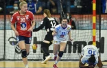La joie de l'ailière droite française Lucie Granier, après un but marqué contre la Norvége, lors de la finale du Mondial-2021, le 19 décembre 2021 à Granollers (Espagne)
